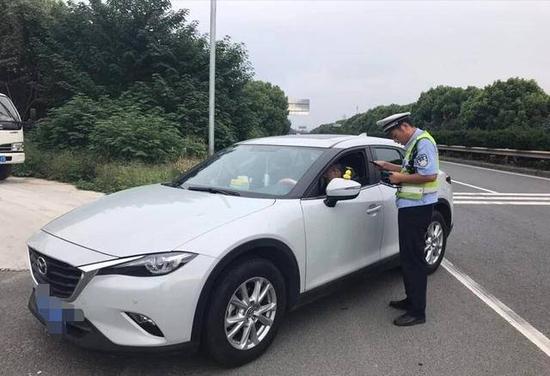 交警在依法对车主进行处罚。