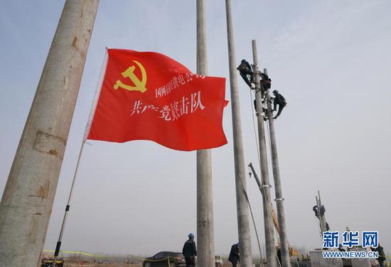 1月14日,国网石家庄供电公司员工在石家庄市集中隔离点建设工地安装供电设备。新华社记者 杨世尧 摄