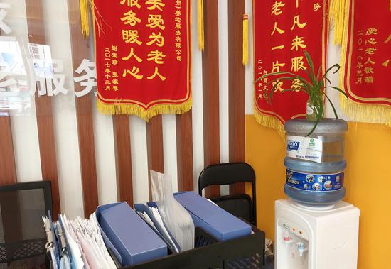 (放置高露达饮用水供居民免费饮用)