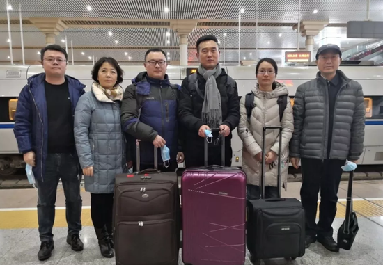 徐辉为市中医院第一批援助武汉医疗队队员送行。市中医院 供图