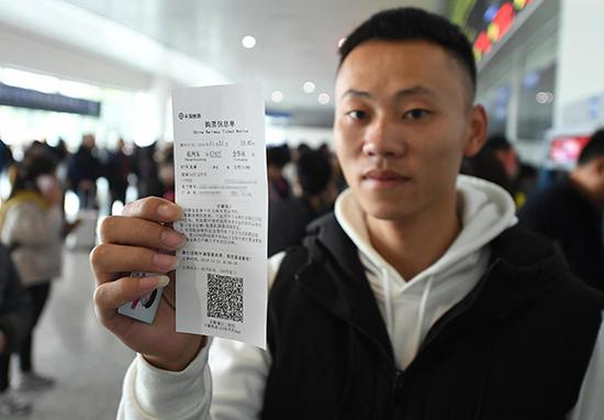 2019年11月21日,一位旅客展示电子客票信息单。