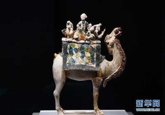 这是在陕西历史博物馆展出的唐三彩骆驼载乐俑(3月25日摄)。新华社记者 李一博 摄