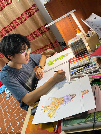 9月,贺子墨即将前往英国中央兰开夏大学(UCLan)攻读本科学位,这个有想法的大男孩毕业于浙江纺织服装职业技术学院,是师生眼中不折不扣的时尚达人和超级学霸。 从2017年入校,他连续3年参加宁波国际服装节,从穿衣助理做到后台负责人。通过这个平台,他认识了不少圈内知名时尚大咖,开阔了眼界,提升了时尚敏锐度,在浙纺服院老师的指导下,拿下一个个国家级比赛大奖,连续两年获得浙江省政府奖学金,是浙江省优秀毕业生。王国海文并摄