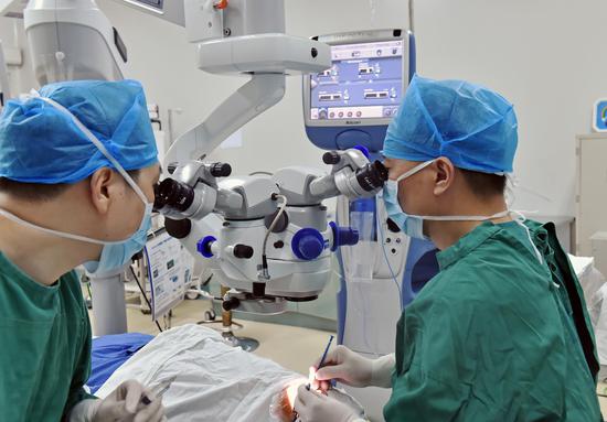 刘庆淮教授（右）与常州激光医院眼科医生合作做屈光性白内障手术直播。