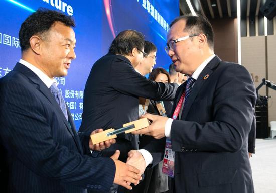 图为渤海银行董事长李伏安(右起第九位)正式受聘担任联合国工发组织第四次工业革命产业联盟国别顾问专家组成员。