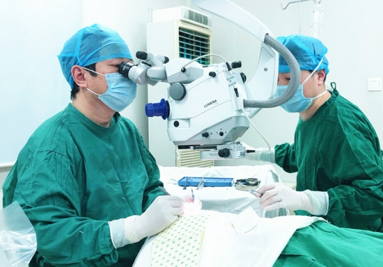 张雷院长(左)正在做icl晶体植入矫正近视手术