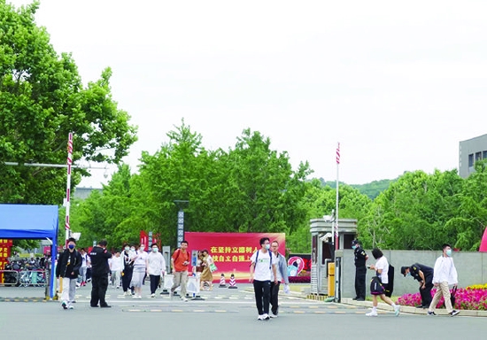 12日南大综评结束后,考生们走出考场