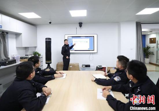 昆山警方进行案情分析。 昆山警方供图