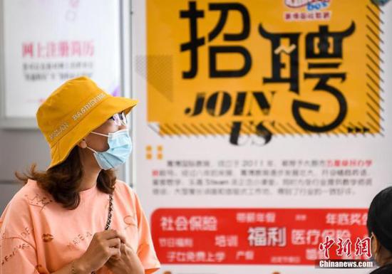近期,全国多个省份集中启动了事业单位公开招聘工作,多地定于5月下旬进行此次招录的公共科目笔试。从一些地区公布的招聘政策来看,政策向高校毕业生倾斜,特别是便利应届生就业的特征较为明显。
