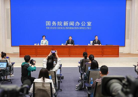5月27日,国务院新闻办公室在北京举行国务院政策例行吹风会,介绍优化公证服务更好利企便民有关情况,并答记者问。新华社发(焦非 摄)