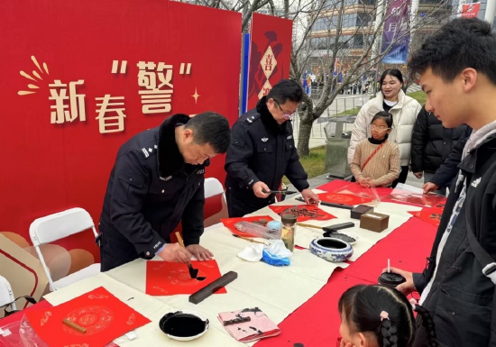 南京公安文联警营书法家为市民书写新年祝福。拍摄 陈超