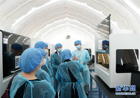 相关人士参观华大基因香港“火眼实验室”(8月26日摄)。 新华社记者 李钢 摄