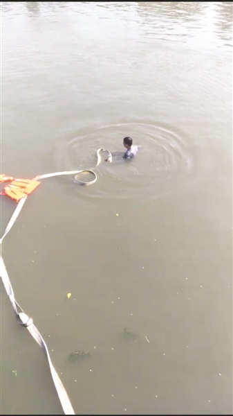 女司机驾车冲进5米深河 派出所所长潜水施救