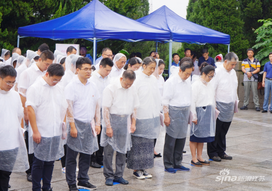 全体肃立,向牺牲、长眠在桂子山下的英烈们默哀