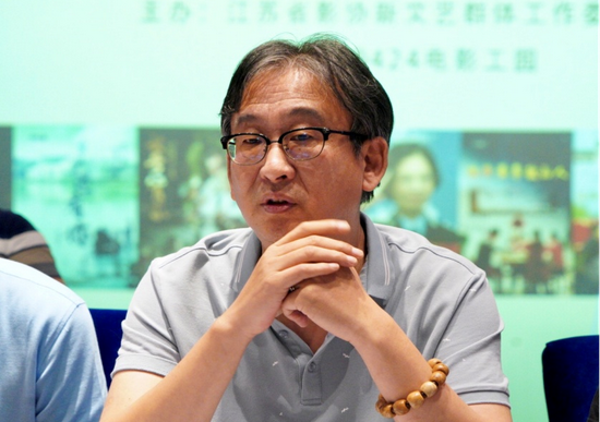 顾耀东倾听大家发言