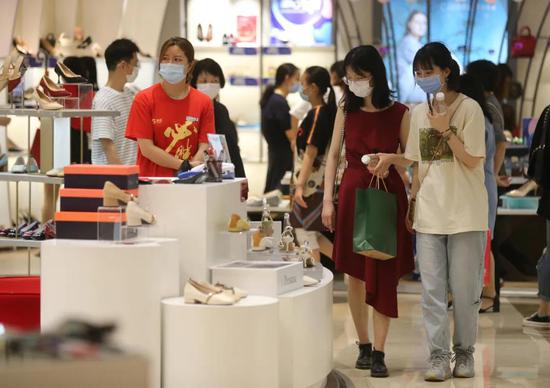 “五一”长假期间,众多市民前往新街口商圈购物消费。南报融媒体记者 徐琦摄