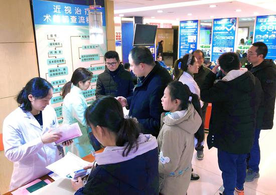 近日,每天都有许多人到常州激光医院眼科咨询和矫治近视