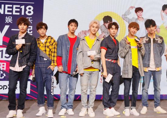 香蕉七子空降南京 和粉丝指对指引爆现场