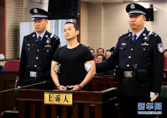 4月11日,被告人张扣扣(前)在汉中市中级人民法院庭审现场。新华社发(陕西省高级人民法院供图)