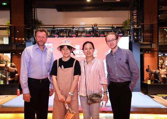 Kevin、康可与现场学生及家长合影