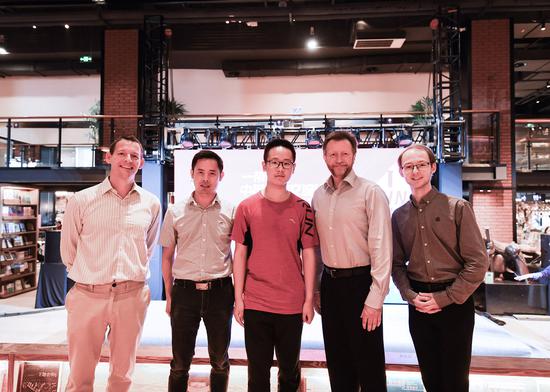 kevin、Jim、康可与现场学生合影