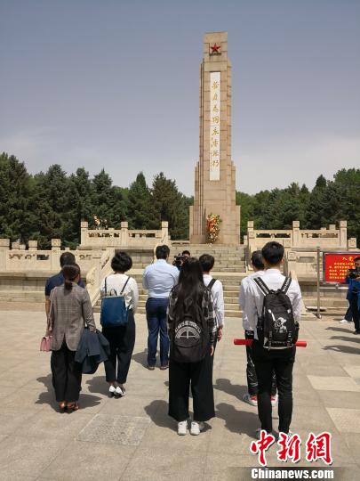 “暴走漫画”涉嫌戏谑英烈 创始人在烈士陵园公开道歉