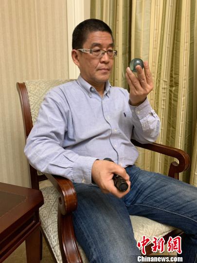 30日,江苏常州天宁寺举行夜明珠捐赠仪式。图为捐赠者台湾企业家庄志铭。