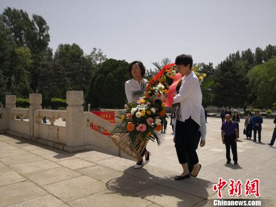 “暴走漫画”涉嫌戏谑英烈 创始人在烈士陵园公开道歉