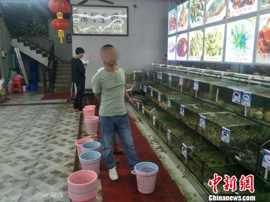 海鲜店对秤“做手脚”诈骗顾客 三亚旅游警察供图