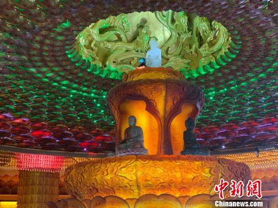 30日,江苏常州天宁寺举行夜明珠捐赠仪式。图为夜明珠安置于天宁宝塔水晶佛前。