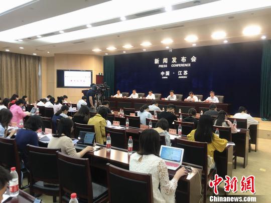 江苏省政府27日召开新闻发布会,公布新近印发的《聚焦企业关切大力优化营商环境行动方案》(下称《行动方案》)。