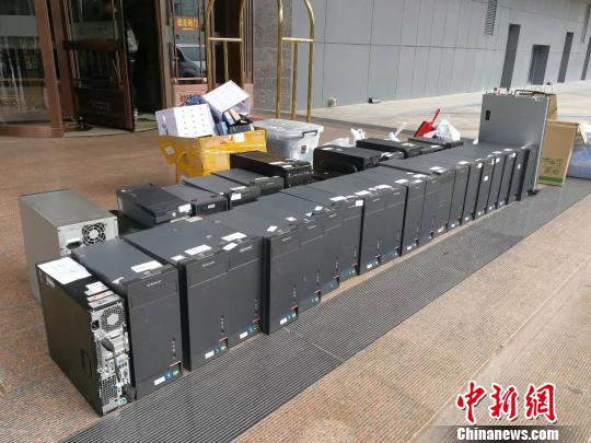 警方扣押大量作案电脑。德清公安提供