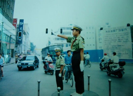 南京首批“小交警” 30岁了！