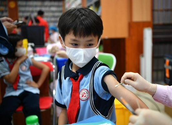 10月28日,海口市琼山第三小学的学生接种疫苗。新华社记者郭程 摄