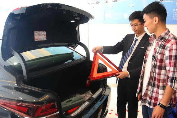 专业讲师为陈先生讲解用车技巧