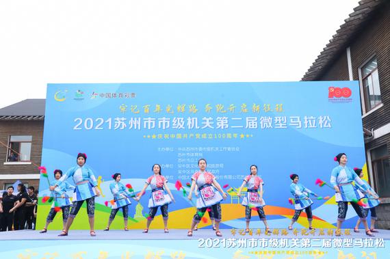 开场伴随着热烈的音乐,来一场载歌载舞