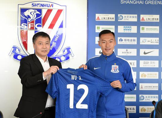 吴曦非常感谢申花俱乐部董事长吴晓晖(左)