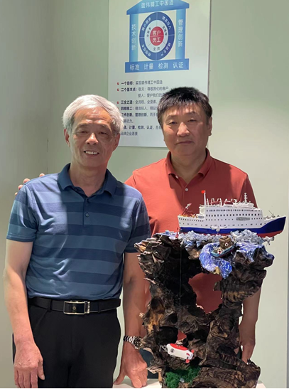 顾秋亮(左)和泥塑“探海蛟龙”作者—扬名泥塑馆馆长王兆征