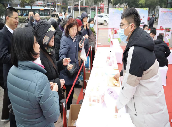 南京市民品尝沙坡头苹果后赞不绝口