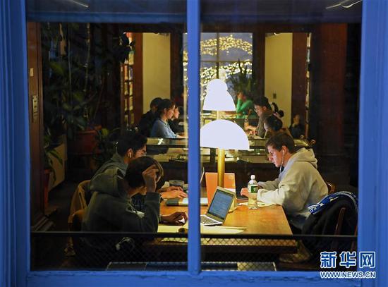 2019年12月7日,在美国纽约,哥伦比亚大学学生在图书馆自习。 新华社记者 李睿 摄