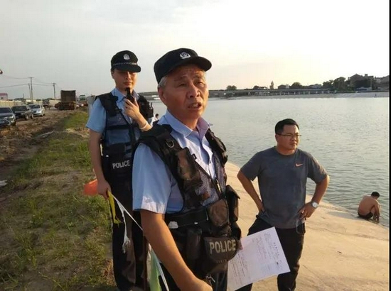 警察、项目副经理劝阻市民野泳