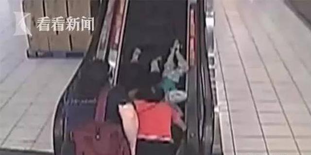 祖孙3人电梯上摔倒 6旬大妈挺身救人不幸韧带断裂