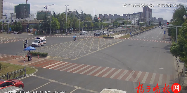 救护车拉警笛闯红灯与私家车相撞 交警：私家车全责