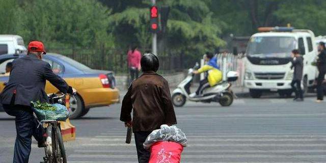 闯红灯交了罚款就完事？交通违法已纳入你的征信！