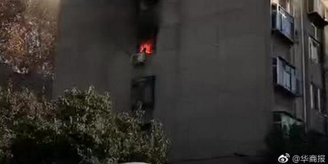 小区住宅楼突发大火 老人为逃生从六楼跳下身亡