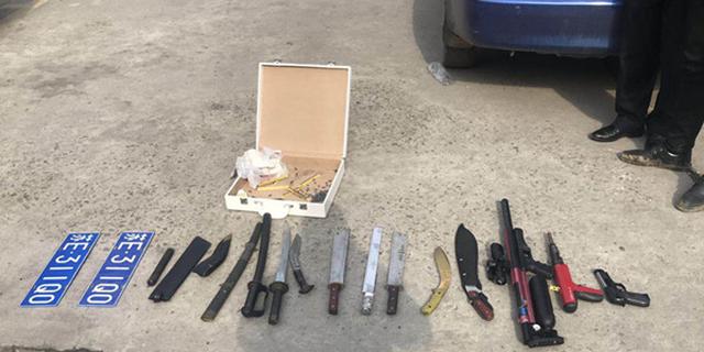 警察追上套牌车 竟查出7把管制刀具200多发子弹