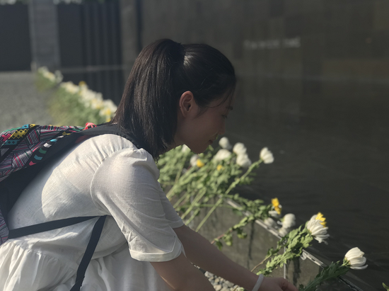 日本宣布投降73周年 多国友人齐聚南京升国旗、撞响和平钟