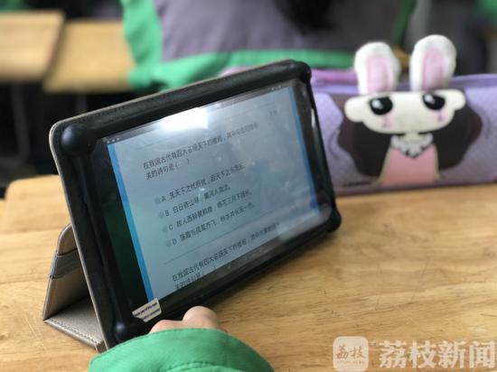 南京12所学校试用网络智慧教学 学生读书随时