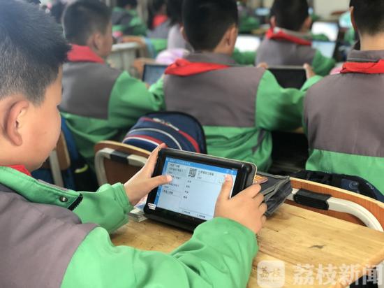 南京12所学校试用网络智慧教学 学生读书随时
