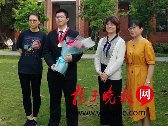 刘金禹与老师们合影